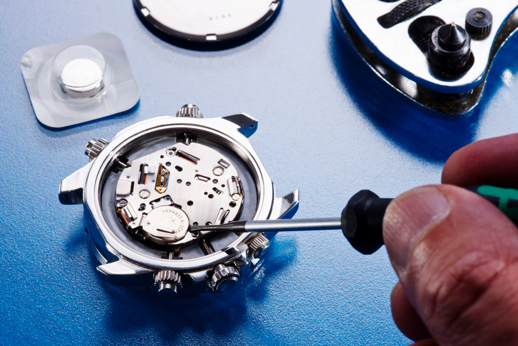 Changing watch battery